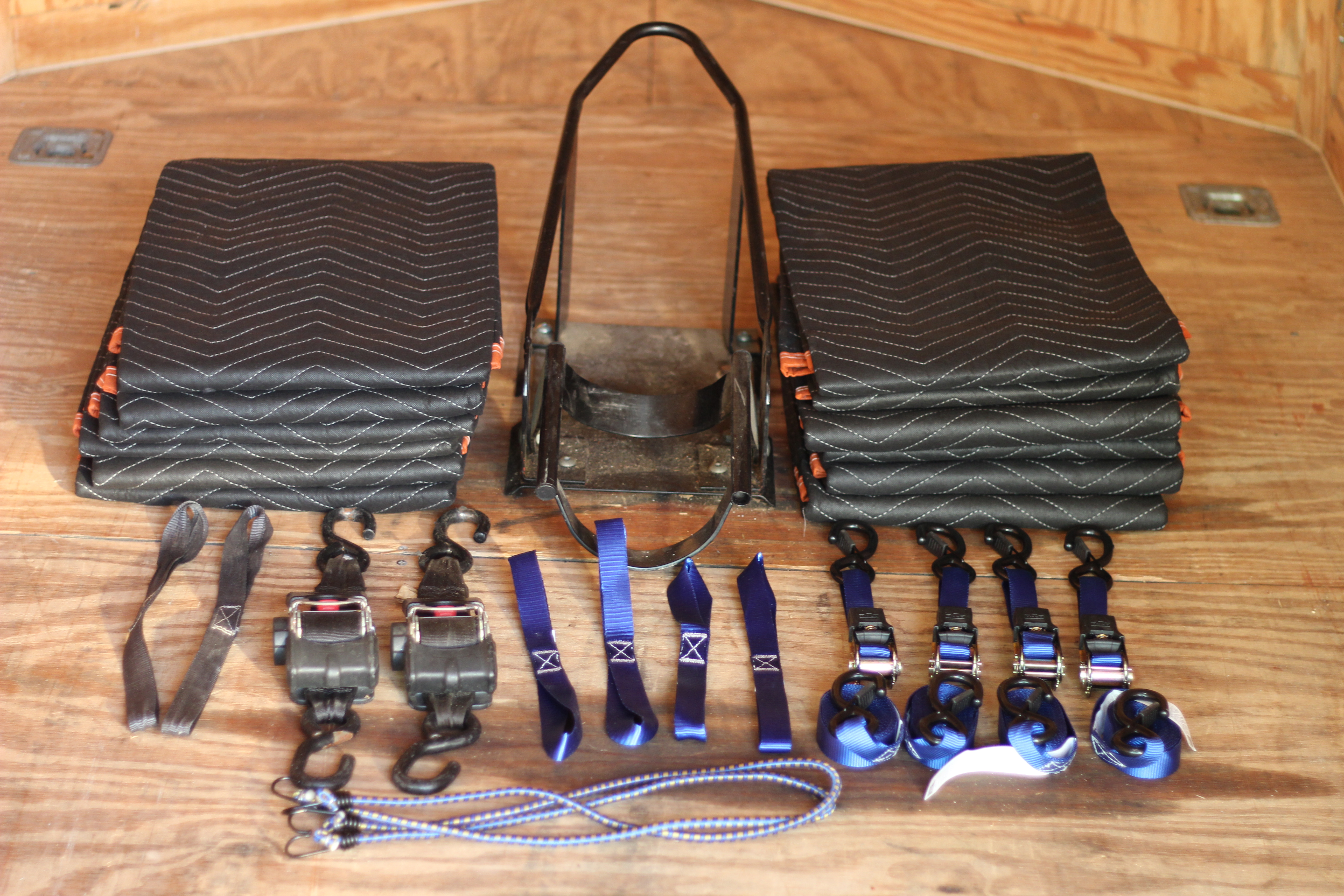 6x12 SA001 — included ratchet straps, tie-downs, and moving blankets